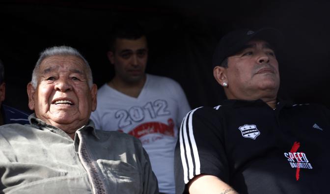 Maradona con il padre. Reuters
